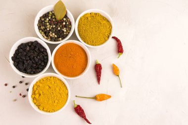 Baharat ve bitki seti. Biber, köri, kırmızı biber, böğürtlen, zerdeçal..