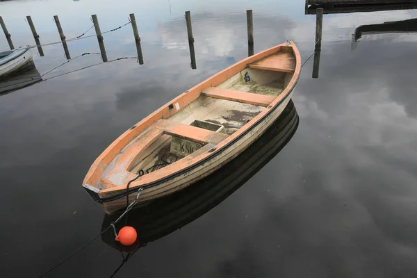 Βάρκα Στην Ακτή Στη Δανία Σκανδιναβία Μεταφορές — Φωτογραφία Αρχείου