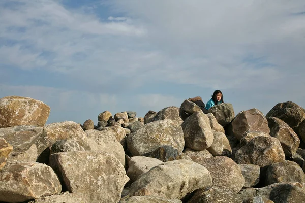 Pedras Praia Menina Bonito — Fotografia de Stock