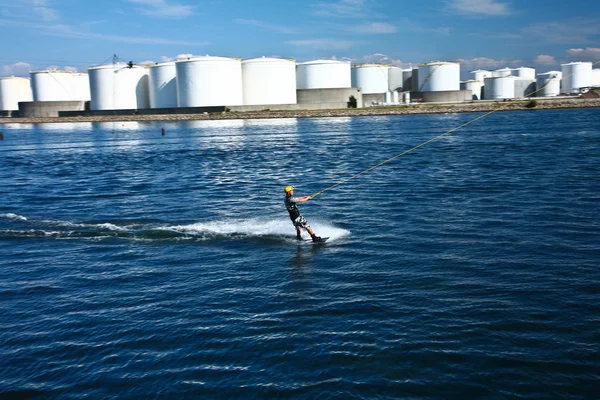 位于哥本哈根石油码头 Prvestene 的油罐 水上滑雪前景 — 图库照片