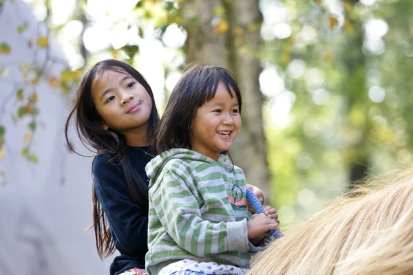 Dwie Dziewczyny Jazda Konna Koń — Zdjęcie stockowe