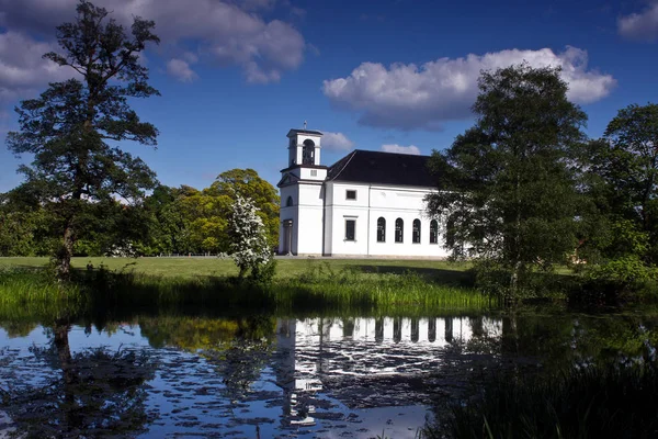 Reflexão Uma Igreja Denmark Lago — Fotografia de Stock