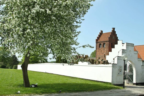 Вид Церковь Sollerod Дании Весной — стоковое фото