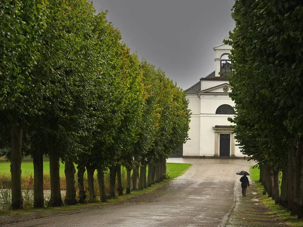 Vista Beco Árvores Igreja Denmark — Fotografia de Stock