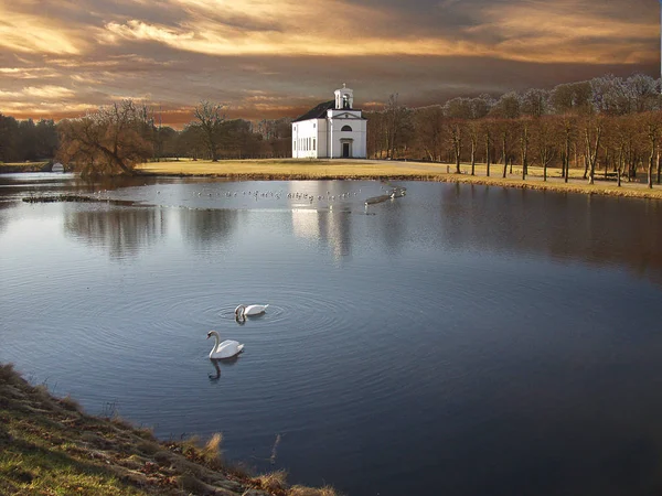 Kirche Dänemark Und Ein See — Stockfoto