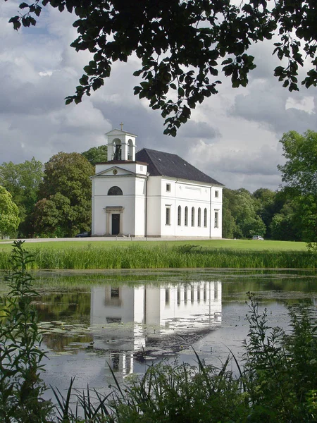 Reflet Une Église Danemark Lac — Photo