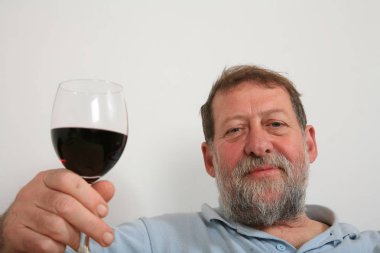 Olgun İskandinav adam şarap bir bardak tutan 