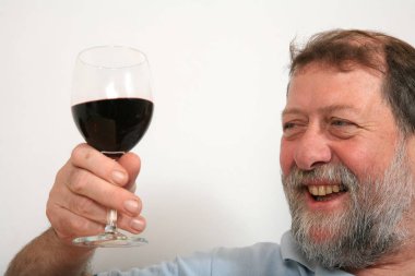 Olgun İskandinav adam şarap bir bardak tutan 