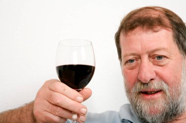 Olgun İskandinav adam şarap bir bardak tutan 