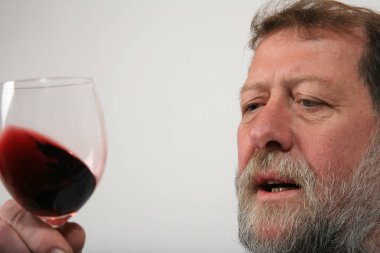 Olgun İskandinav adam şarap içme 