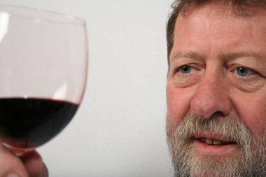 Olgun İskandinav adam şarap içme 