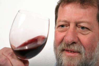 Olgun İskandinav adam şarap içme 