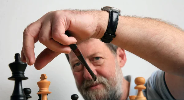 Ώριμος Άνδρας Σκανδιναβική Παίζοντας Σκάκι — Φωτογραφία Αρχείου