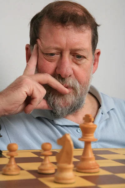 Ώριμος Άνδρας Σκανδιναβική Παίζοντας Σκάκι — Φωτογραφία Αρχείου