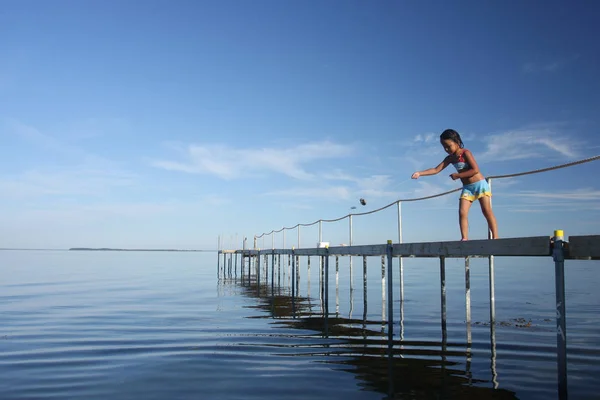 Sevimli Kız Balıkçılık Yengeçler Sahilde — Stok fotoğraf
