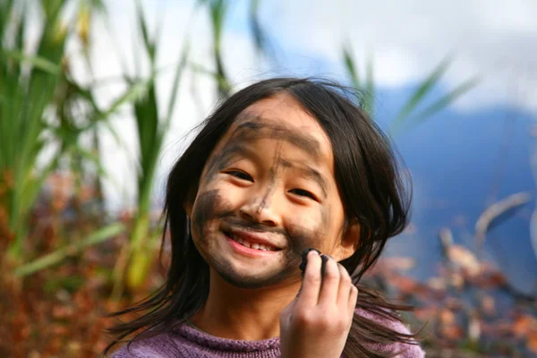 Πορτρέτο Του Ένα Νεαρό Asain Χαριτωμένο Κορίτσι Κοιτάζοντας Την Κάμερα — Φωτογραφία Αρχείου