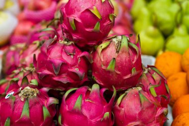 Kuala Lumpur China town içinde meyve ile Pazar. Dragon meyve