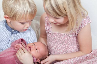 Stüdyoda küçük bir çocuğun portresi