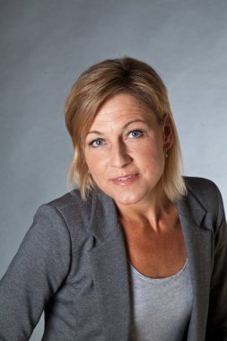 Sevimli kadın portre gri arka plan ile