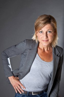 Sevimli kadın portre gri arka plan ile