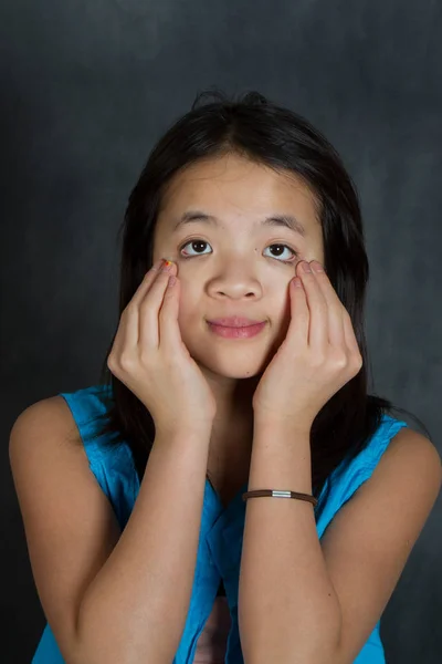 Kameraya Bakarak Bir Genç Sevimli Asain Kız Portresi — Stok fotoğraf