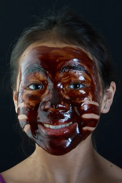Asijské Dívky Baví Čokoládová Maska — Stock fotografie