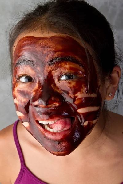 Asijské Dívky Baví Čokoládová Maska — Stock fotografie