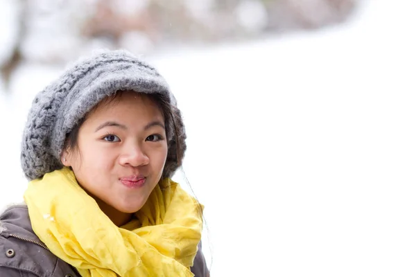 在雪中玩耍的女孩在丹麦一个寒冷的冬日 — 图库照片