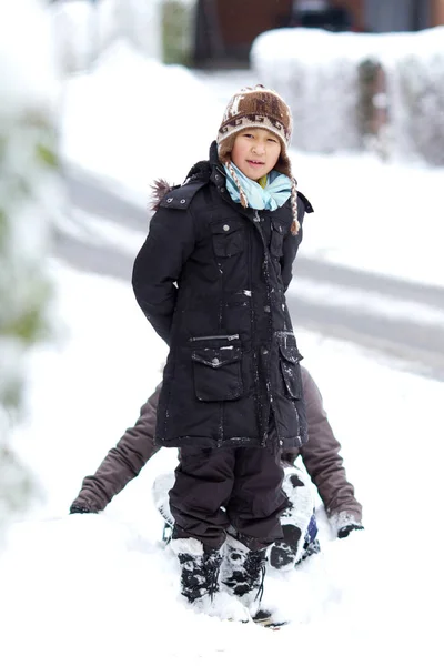 Menina Jogando Neve Dia Frio Inverno Denmark — Fotografia de Stock