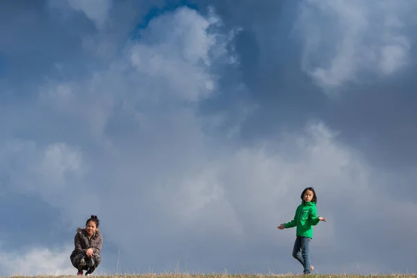 Şirin Kızlar Eğleniyor Bir Sahada Yaz Aylarında — Stok fotoğraf