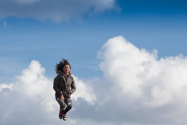 Милая Девушка Прыгает Поле Летом — стоковое фото