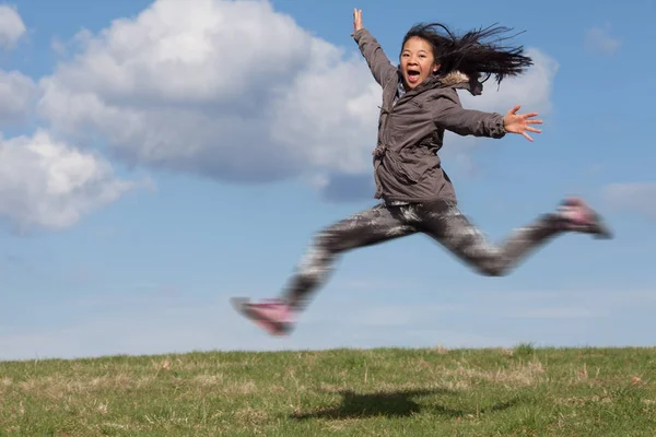 Menina Bonito Pulando Campo Verão — Fotografia de Stock