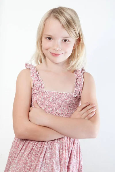 Retrato Uma Jovem Menina Bonita Posando Estúdio — Fotografia de Stock