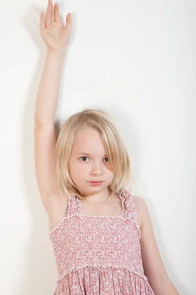 Retrato Uma Jovem Menina Bonita Posando Estúdio — Fotografia de Stock