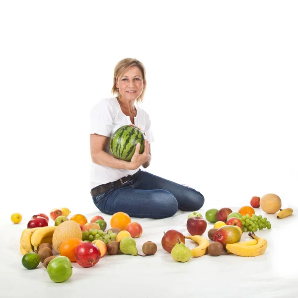 Viele Früchte Gestapelt Und Niedliche Frau — Stockfoto