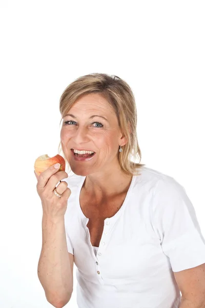 Linda Mujer Comiendo Manzana Aislada Blanco —  Fotos de Stock