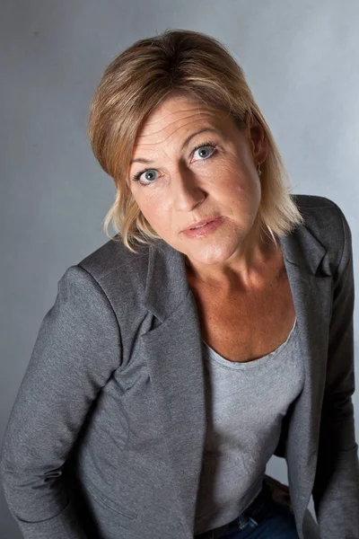 Söt Kvinna Porträtt Med Grå Bakgrund — Stockfoto
