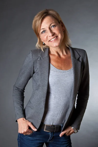 Business Kvinna Porträtt Grå Bakgrund — Stockfoto