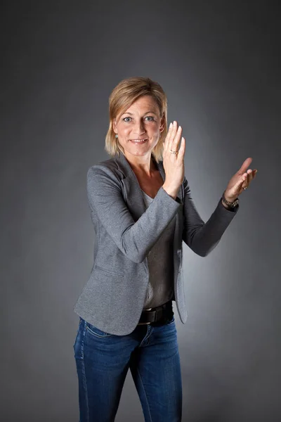 Retrato Mulher Bonito Com Fundo Cinza — Fotografia de Stock