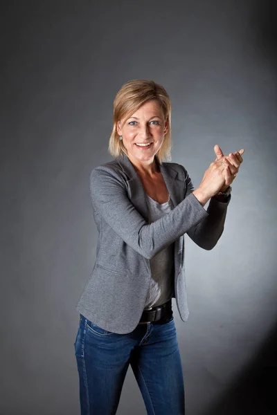 Retrato Mulher Bonito Com Fundo Cinza — Fotografia de Stock