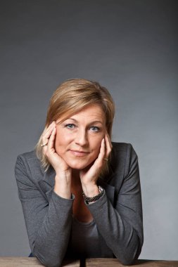 Sevimli kadın portre gri arka plan ile