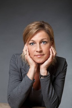 Sevimli kadın portre gri arka plan ile