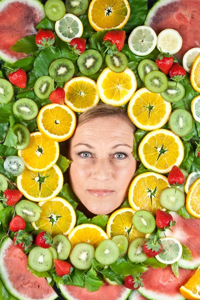 Muchas Frutas Apiladas Juntas Alrededor Cabeza Una Linda Mujer Rubia — Foto de Stock