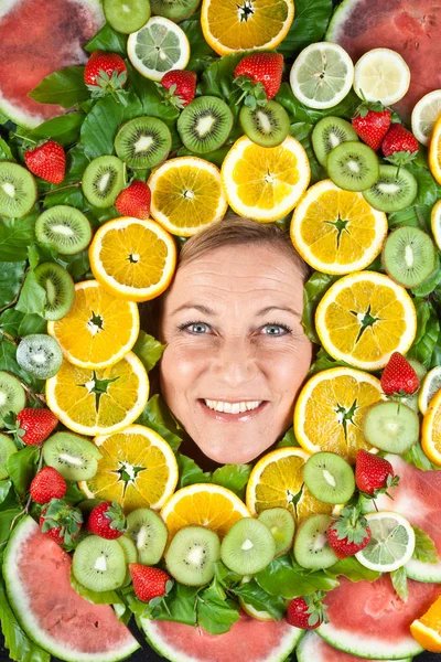 Nombreux Fruits Empilés Autour Tête Une Jolie Femme Blonde — Photo
