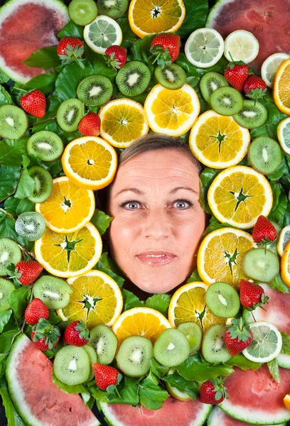 Muchas Frutas Apiladas Juntas Alrededor Cabeza Una Linda Mujer Rubia — Foto de Stock