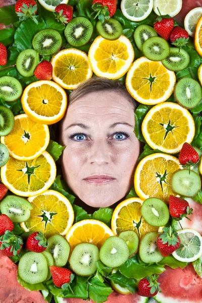 Muitas Frutas Empilhadas Juntas Torno Cabeça Uma Mulher Loira Bonito — Fotografia de Stock