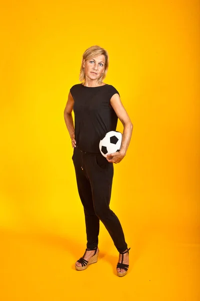 Niedliche Frau Mit Ball Porträt Mit Gelbem Hintergrund — Stockfoto