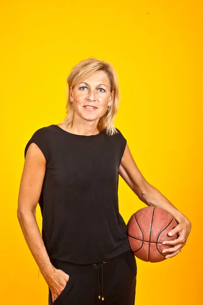 Mulher Bonito Com Bola Retrato Com Fundo Amarelo — Fotografia de Stock