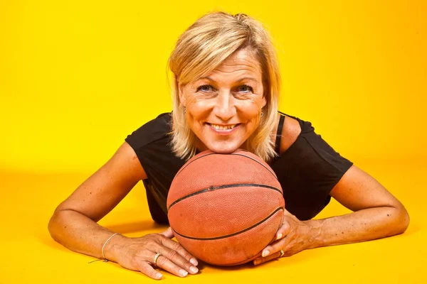 Mulher Bonito Com Bola Retrato Com Fundo Amarelo — Fotografia de Stock