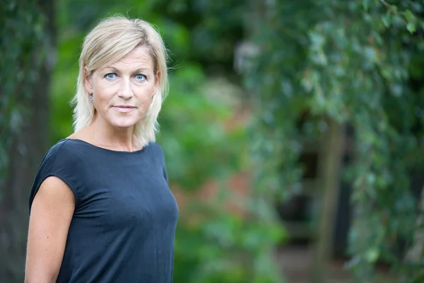 Porträtt Söt Blond Skandinavisk Kvinna Skjuten Utomhus — Stockfoto